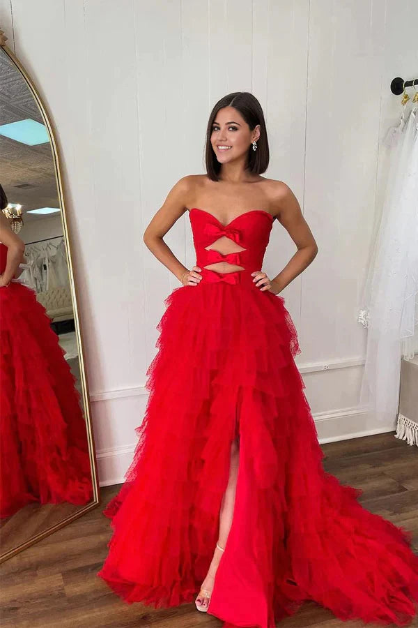 Vestido de fiesta largo con abertura, lazos y capas sin tirantes de corte A